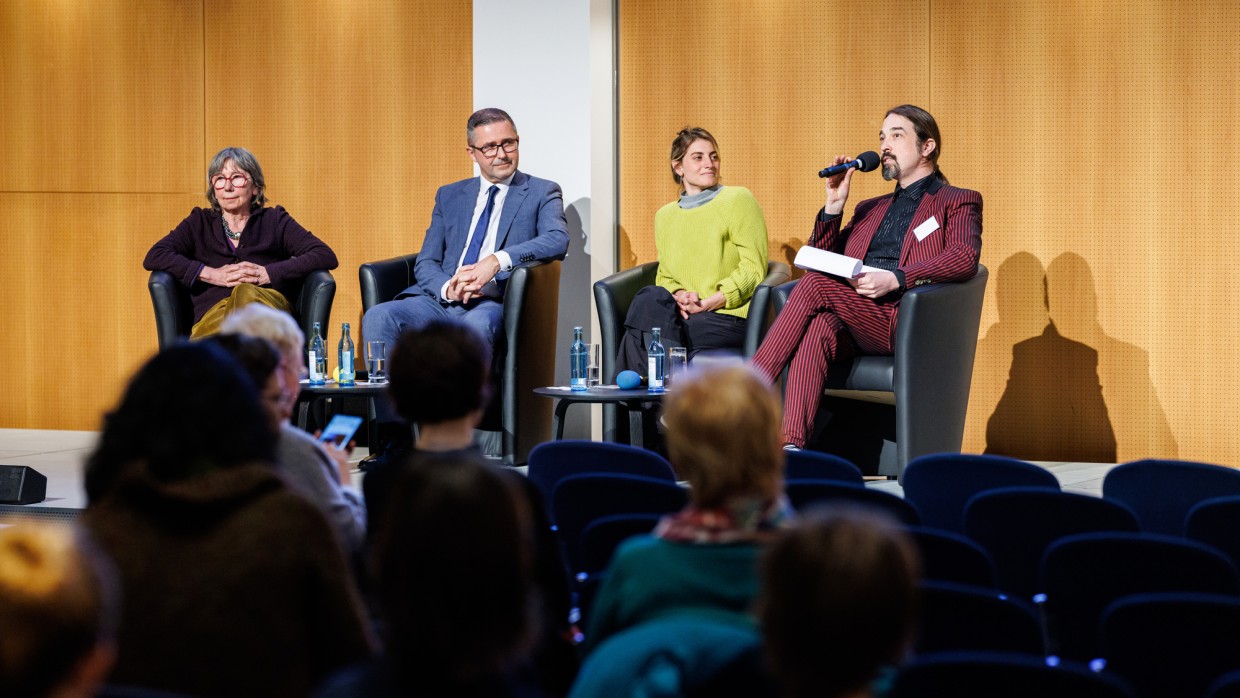 GEW-Bildungstag Bühnengesräch mit 4 Personen auf der Bühne während der Leipziger Buchmesse 2025 GEW-Bildungstag Bühnengesräch mit 4 Personen auf der Bühne während der Leipziger Buchmesse 2025
