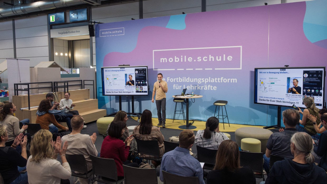 Vortrag von mobile.schule auf der Leipziger Buchmesse 2025 vor vollbesetztem Publikum Vortrag von mobile.schule auf der Leipziger Buchmesse 2025 vor vollbesetztem Publikum