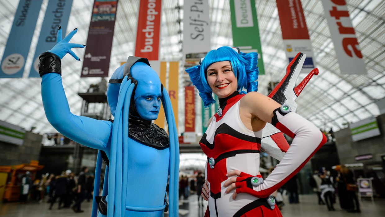 Foto von zwei Cosplayer:innen auf der Manga-Comic-Con 2018: Macoco und blaue Diva