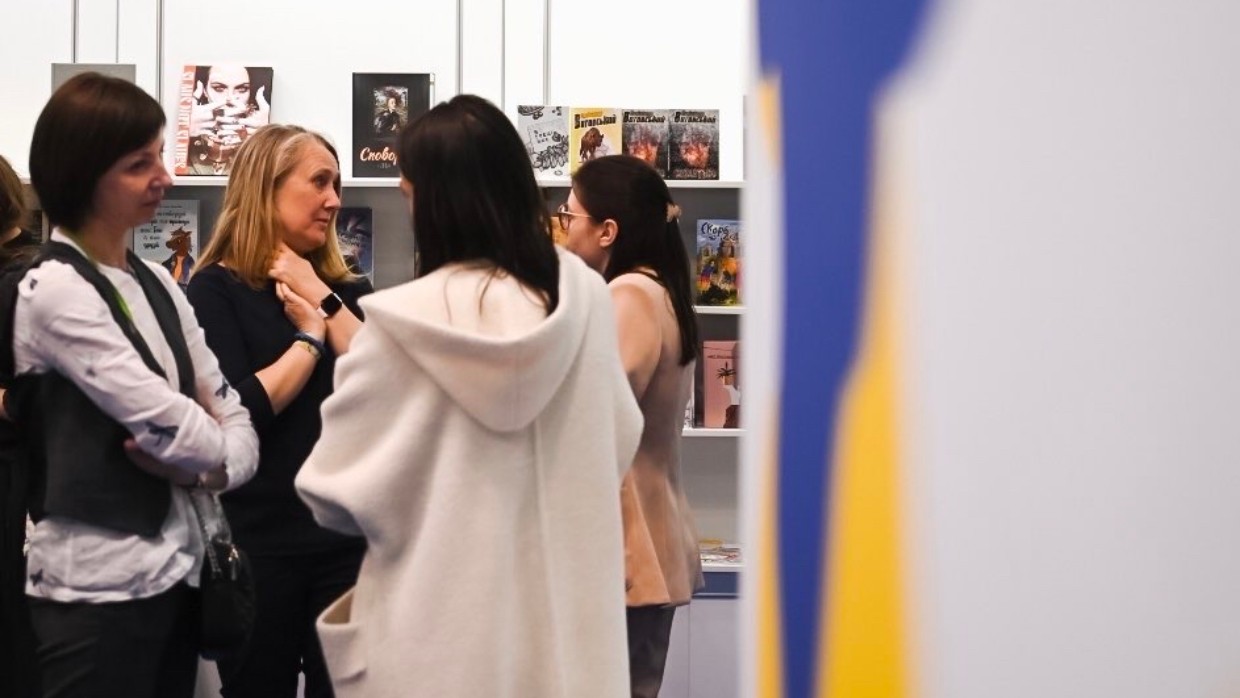 Besucherinnen am Messestand Ukraine auf der Leipziger Buchmesse 2023