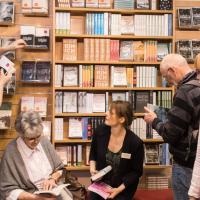 Ein Belletristik-Messestand auf der Leipziger Buchmesse mit vielen Leser:innen.