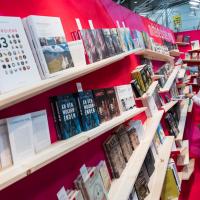 Buchregal von einem Messestand.