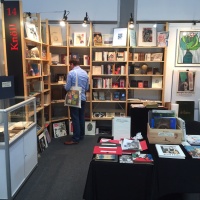 Leipziger Antiquariatsmesse: ein Besucher stöbert in einem gefüllten Bücherregal