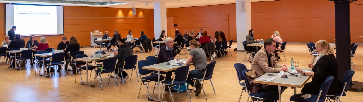 Eine Veranstaltung auf der Leipziger Buchmesse im Congress Center Leipzig. Im Raum stehen mehrere Tische an denen verschieden viele Personen sitzen. Eine Veranstaltung auf der Leipziger Buchmesse im Congress Center Leipzig. Im Raum stehen mehrere Tische an denen verschieden viele Personen sitzen.