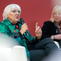 Die Politikerin Claudia Roth bei einer Diskussionsrunde im Forum Offene Gesellschaft auf der Leipziger Buchmesse 2023.