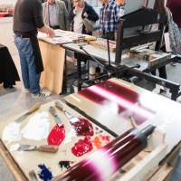 Messestand im Markplatz Druckgrafikmit Druckutensilien im Vordergrund auf der Leipziger Buchmesse 2019