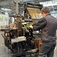 Alte Druckmaschine im Buch- und Druckkunstbereich auf der Leipziger Buchmesse 2023