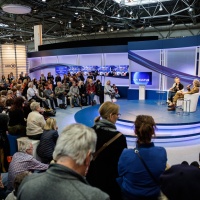 Die mdr kultur Bühne auf der Leipziger Buchmesse 2023 bei einem Talk mit 2 Personen vor vollbesetztem Publikum