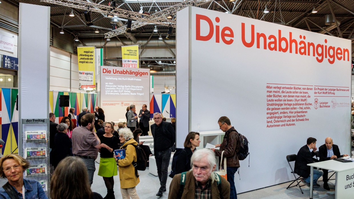 Forum Die Unabhängigen auf der Leipziger Buchmesse 2023 mit Besucher:innen im Vordergrund Forum Die Unabhängigen auf der Leipziger Buchmesse 2023 mit Besucher:innen im Vordergrund