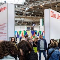 Forum Die Unabhängigen auf der Leipziger Buchmesse 2023 mit Besucher:innen im Vordergrund