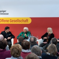 5 Personen, u.a. die Politikerin Claudia Roth, sitzen bei einer Diskussionsrunde auf einer Bühne vor Publikum im Forum Offene Gesellschaft auf der Leipziger Buchmesse 2023.