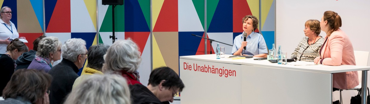 Forum Die Unabhängigen auf der Leipziger Buchmesse 2023 während eines Bühnetalks mit 3 Frauen vor vollbesetztem Publikum Forum Die Unabhängigen auf der Leipziger Buchmesse 2023 während eines Bühnetalks mit 3 Frauen vor vollbesetztem Publikum