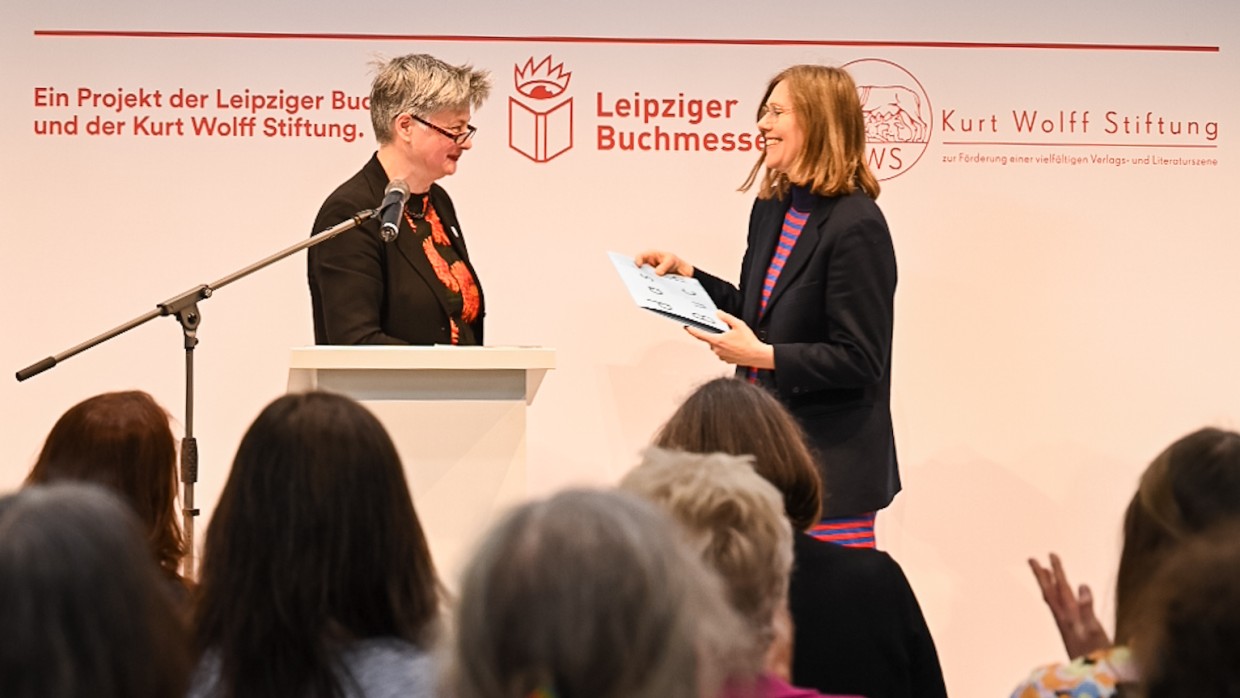 2 Frauen auf der auf der Bühne vor Publikum bei der Verleihung vom Kurt-Wolff-Preis auf der Leipziger Buchmesse 2024 2 Frauen auf der auf der Bühne vor Publikum bei der Verleihung vom Kurt-Wolff-Preis auf der Leipziger Buchmesse 2024