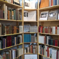 mit Raritäten gefülltes Bücherregal von der Leipziger Antiquariatsmesse auf der Leipziger Buchmesse 2024, Quelle: Ursula Saile-Haedicke, Braunschweig