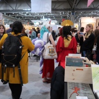 Leipziger Antiquariatsmesse auf der Leipziger Buchmesse 2024 mit Besucherinnen vor Bücherregalen, Quelle: Ursula Saile-Haedicke, Braunschweig