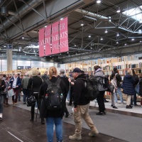 Leipziger Antiquariatsmesse auf der Leipziger Buchmesse 2024 mit Besucherinnen vor Bücherregalen, Quelle: Ursula Saile-Haedicke, Braunschweig