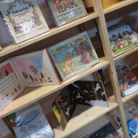 mit Raritäten gefülltes Bücherregal von der Leipziger Antiquariatsmesse auf der Leipziger Buchmesse 2024, Quelle: Ursula Saile-Haedicke, Braunschweig