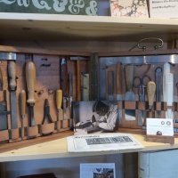 mit alten Werkzeugen gefülltes Bücherregal von der Leipziger Antiquariatsmesse auf der Leipziger Buchmesse 2024, Quelle: Ursula Saile-Haedicke, Braunschweig