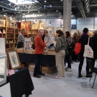 Leipziger Antiquariatsmesse auf der Leipziger Buchmesse 2024 mit Besucherinnen vor Bücherregalen, Quelle: Ursula Saile-Haedicke, Braunschweig