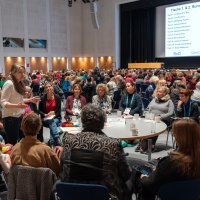 Tischgespräche im vollen Saal der Leipziger Autor:innenrunde 2024