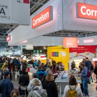 Eine volle Halle mit Besucher:innen auf der Leipziger Buchmesse 2024 und dem großen Cornelsen Messestand im Vordergrund