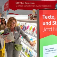 Besucher und Ausstellerin im Gespräch am Cornelsen Messestand auf der Leipziger Buchmesse 2024