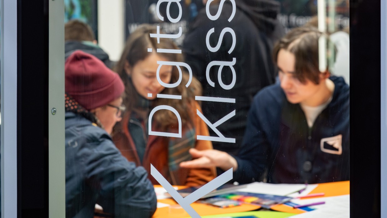 Das Digitale Mobile Klassenzimmer [DigiMoK] von Helliwood auf der Leipziger Buchmesse 2024