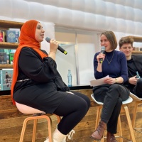 LYX Autorin im Gespräch mit den beiden Moderator:innen in der buchbar während der Leipziger Buchmesse 2024