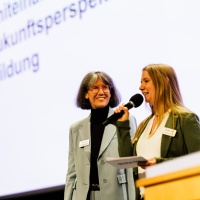 2 Rednerinnen auf der Bühne des didacta Symposiums während der Leipziger Buchmesse 2024 2 Rednerinnen auf der Bühne des didacta Symposiums während der Leipziger Buchmesse 2024