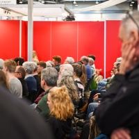 vollbesetztes Publikum im Forum Offene Gesellschaft auf der Leipziger Buchmesse 2024