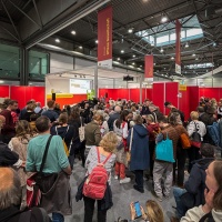 vollbesetztes Publikum im Forum Offene Gesellschaft auf der Leipziger Buchmesse 2024