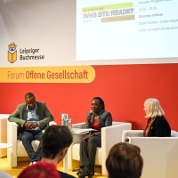 Bühnengespräch im Forum Offene Gesellschaft vor vollbesetztem Publikum zum Thema "Stimmen Afrikas" auf der Leipziger Buchmesse 2024