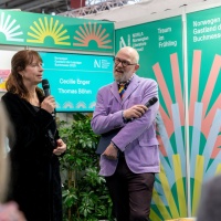 2 Personen am Mikrofon bei der Eröffnung des Messestandes des Gastlandes 2025 Norwegen auf der Leipziger Buchmesse 2024 2 Personen am Mikrofon bei der Eröffnung des Messestandes des Gastlandes 2025 Norwegen auf der Leipziger Buchmesse 2024