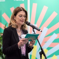 Margit Waslo spricht am Mikrofon bei der Eröffnung des Messestandes des Gastlandes 2025 Norwegen auf der Leipziger Buchmesse 2024 Margit Waslo spricht am Mikrofon bei der Eröffnung des Messestandes des Gastlandes 2025 Norwegen auf der Leipziger Buchmesse 2024