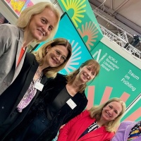 Gruppenfoto am Messestand des Gastlandes 2025 Norwegen u.a. mit Astrid Böhmisch und Vertreter:innen von NORLA auf der Leipziger Buchmesse 2024 Gruppenfoto am Messestand des Gastlandes 2025 Norwegen u.a. mit Astrid Böhmisch und Vertreter:innen von NORLA auf der Leipziger Buchmesse 2024