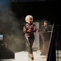 Die Preisträgerin Mary Stormhouse zeigt sich lächelnd mit ihrem Preis auf der Bühne bei der Verleihung vom Seraph 2024 auf der Leipziger Buchmesse Die Preisträgerin Mary Stormhouse zeigt sich lächelnd mit ihrem Preis auf der Bühne bei der Verleihung vom Seraph 2024 auf der Leipziger Buchmesse