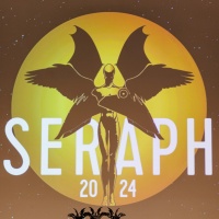 Die 3 Preisstatuen vom Seraph 2024 stehen auf der Bühne, im Hintergrund wird das Logo vom Seraph auf einer großen Leinwand gezeigt Die 3 Preisstatuen vom Seraph 2024 stehen auf der Bühne, im Hintergrund wird das Logo vom Seraph auf einer großen Leinwand gezeigt