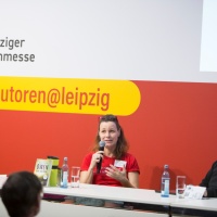 Bühnengespräch mit 2 Teilnehmer:innen auf der Bühne vom Forum autoren@leipzig auf der Leipziger Buchmesse 2024