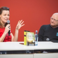 Bühnengespräch mit 2 Teilnehmer:innen auf der Bühne vom Forum autoren@leipzig auf der Leipziger Buchmesse 2024 Bühnengespräch mit 2 Teilnehmer:innen auf der Bühne vom Forum autoren@leipzig auf der Leipziger Buchmesse 2024