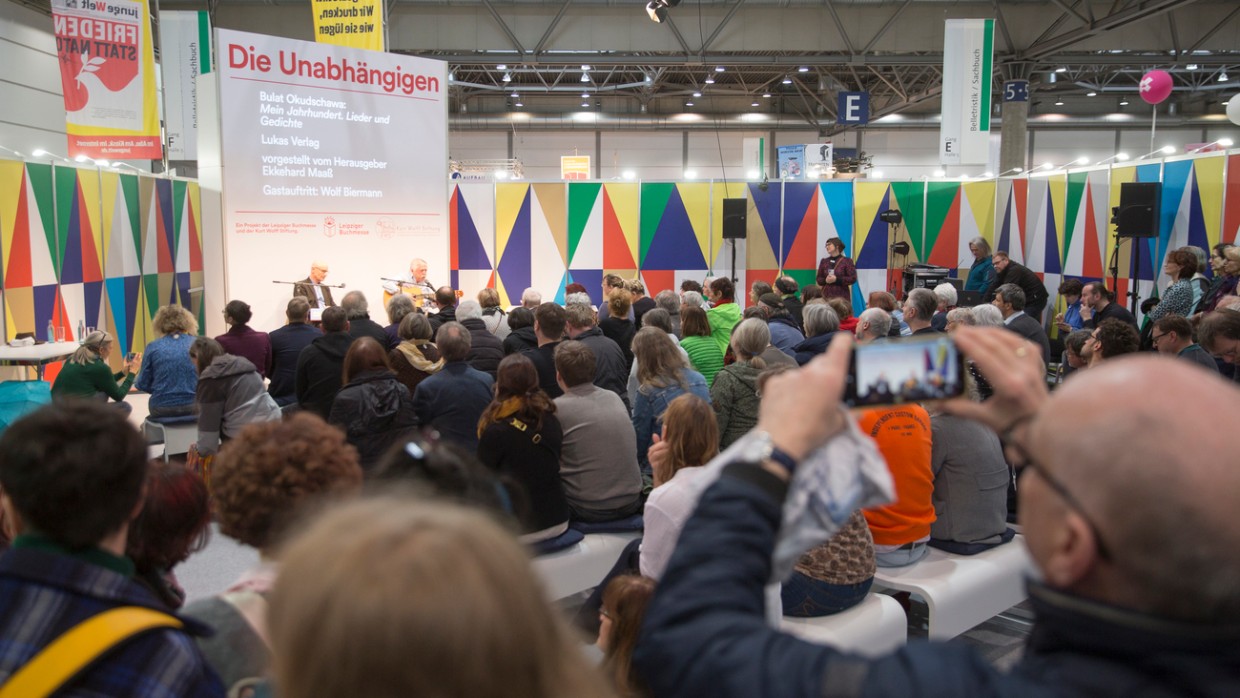 Forum Die Unabhängigen auf der Leipziger Buchmesse 2024 während einer musikalischen Aufführung vor vollbesetztem Publikum Forum Die Unabhängigen auf der Leipziger Buchmesse 2024 während einer musikalischen Aufführung vor vollbesetztem Publikum