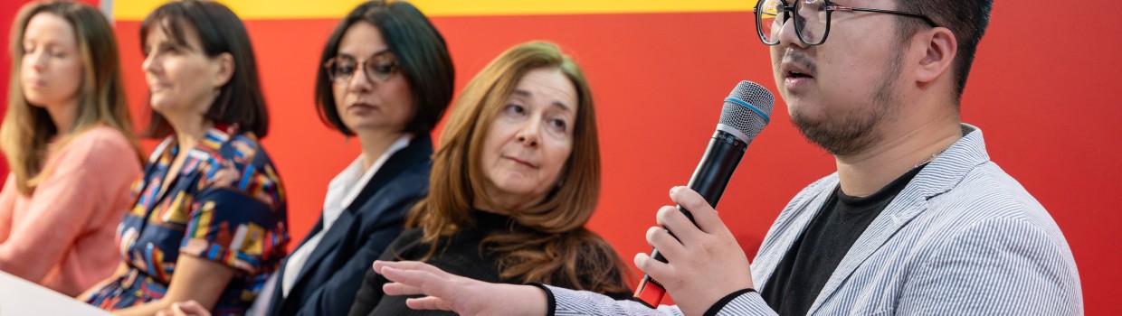 Bühnengespräch mit 5 Teilnehmer:innen auf der Bühne des Forum International + Übersetzungszentrum auf der Leipziger Buchmesse 2024