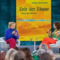 Bühnengespräch mit Katja Riemann vor vollbesetztem Publikum auf der Leipziger Buchmesse 2024