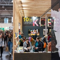 Ausstellungshalle mit koreanischem Messestand und italienischer Flagge während der Leipziger Buchmesse 2024 mit viele Besucher:innen an Messeständen Ausstellungshalle mit koreanischem Messestand und italienischer Flagge während der Leipziger Buchmesse 2024 mit viele Besucher:innen an Messeständen