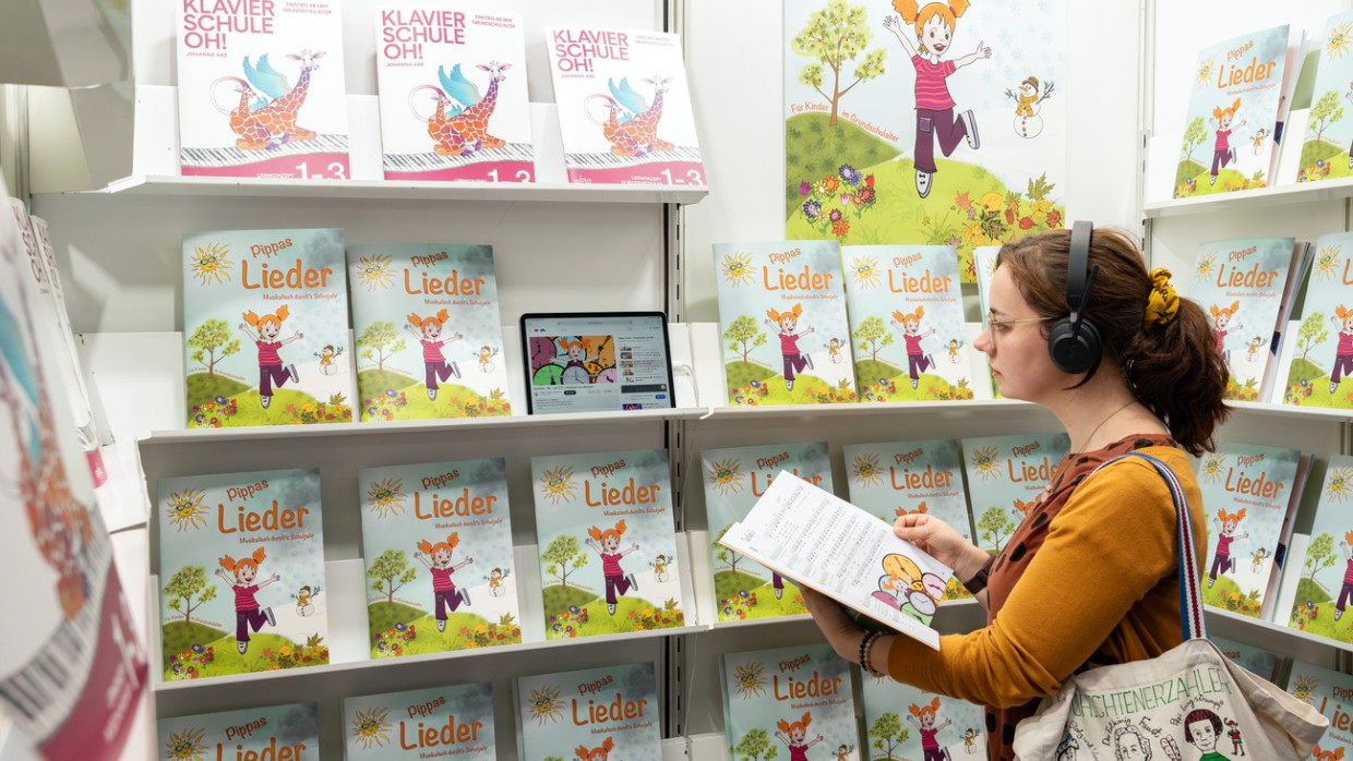 Besucherin mit Kopfhörern im Musikbereich während der Leipziger Buchmesse 2024 Besucherin mit Kopfhörern im Musikbereich während der Leipziger Buchmesse 2024