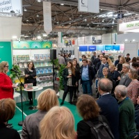 Eröffnung des Messestandes des Gastlandes 2025 Norwegen mit vielen Zuhörer:innen auf der Leipziger Buchmesse 2024 Eröffnung des Messestandes des Gastlandes 2025 Norwegen mit vielen Zuhörer:innen auf der Leipziger Buchmesse 2024
