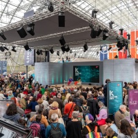 ard Bühne in der Glashalle mit viel Publikum auf der Leipziger Buchmesse 2024
