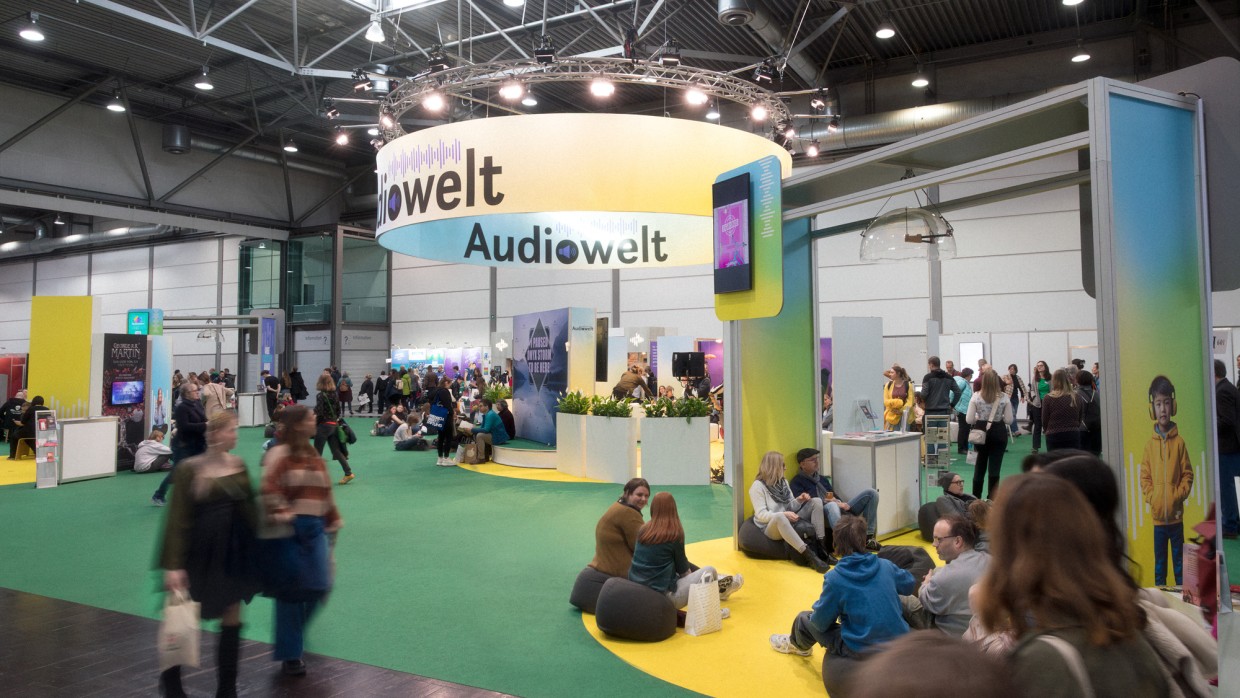 Die Audiowelt der Leipziger Buchmesse 2025 mit Besucher:innen verschiedenen Ständen