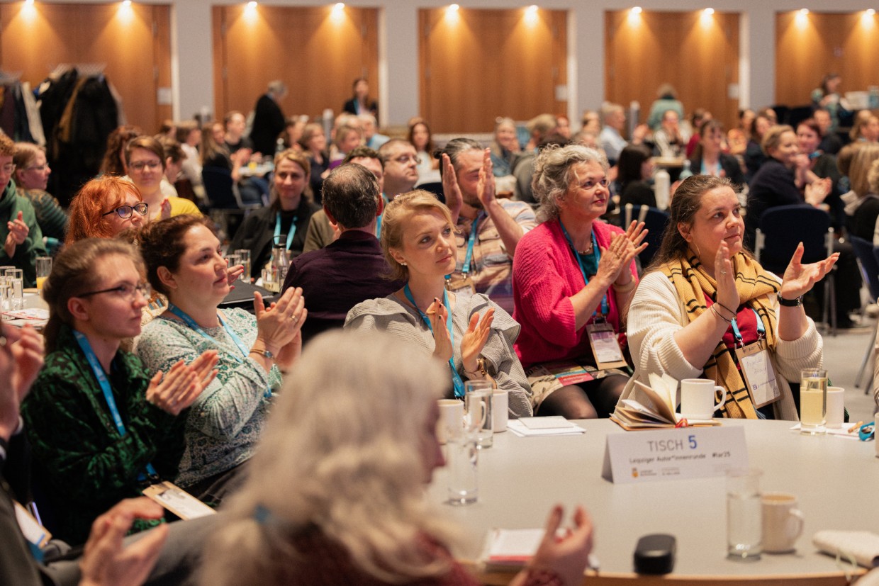 Tischgespräche im vollen Saal der Leipziger Autor:innenrunde 2025