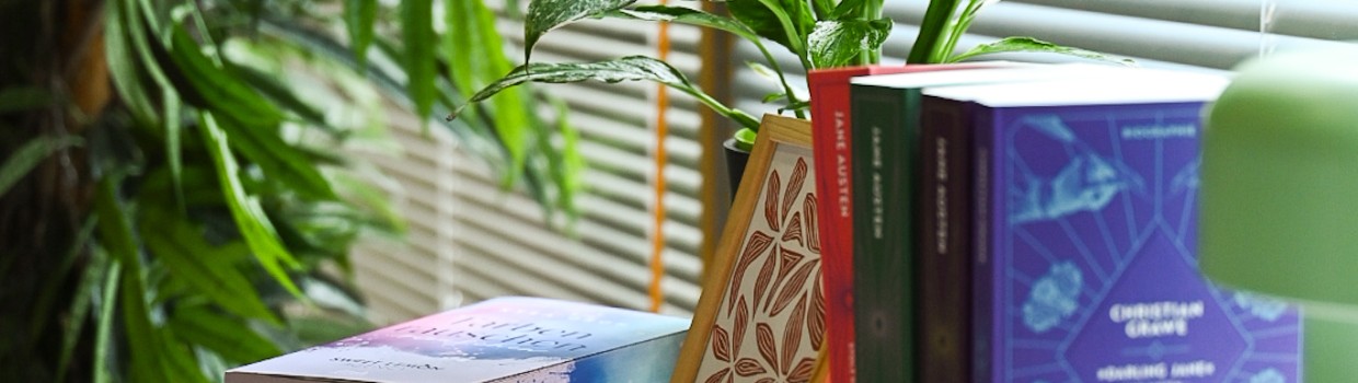 Bücherregal im BL:OOM – BloggerRoom der Leipziger Buchmesse 2025 Bücherregal im BL:OOM – BloggerRoom der Leipziger Buchmesse 2025