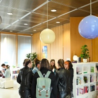 Personen stehen in einer Runde im BL:OOM – BloggerRoom der Leipziger Buchmesse 2025